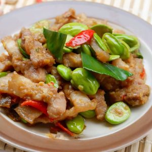 Read more about the article หมูผัดกะปิ ใส่สะตอ