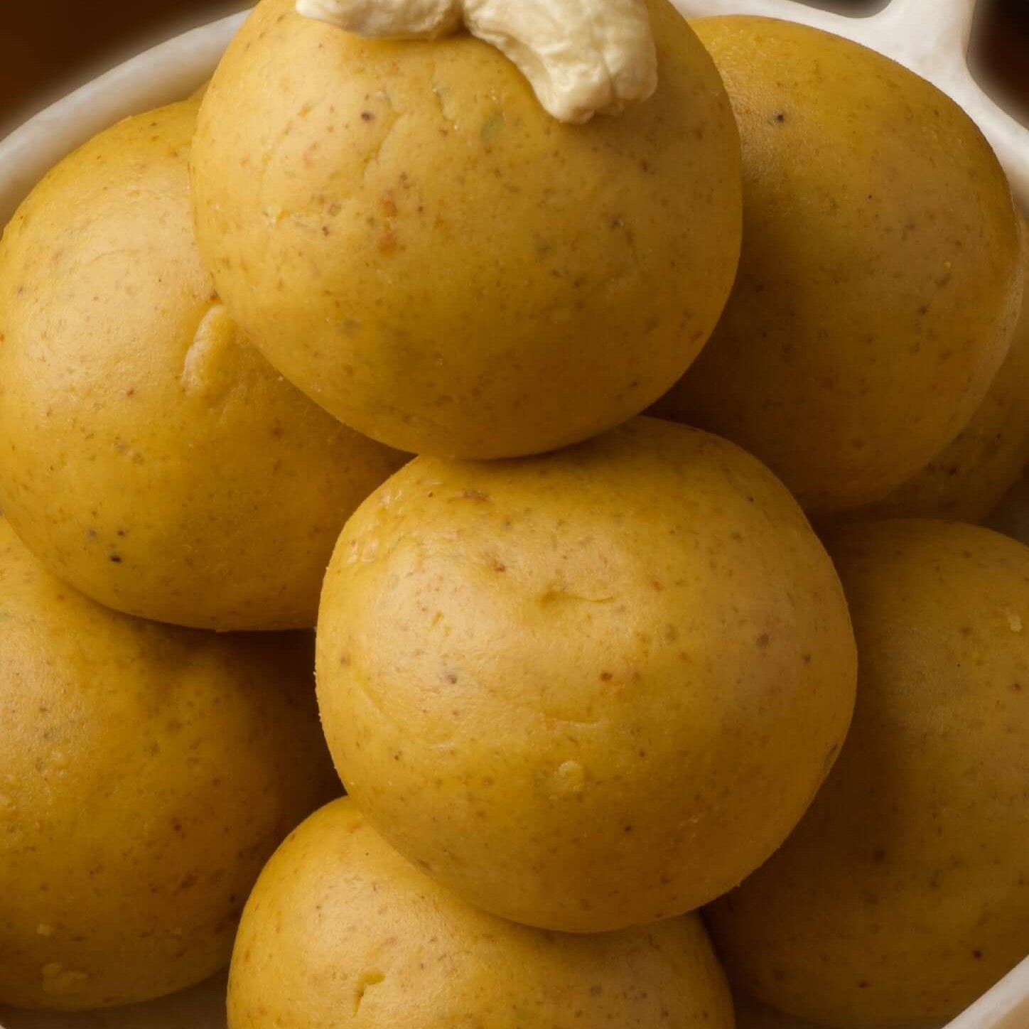 You are currently viewing Besan Ladoo